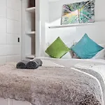 Centre 1b With Free Private Parking & Balcony * Manchester