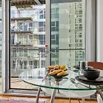 Daire Centre 1b With Free Private Parking & Balcony