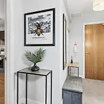 Lux 2bd, Free Parking & Wifi, Near Mcr Center And Media Apartmán