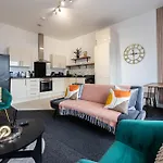 Spacious 2 Bed Near Media And Old Trafford Apartment