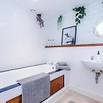 Modern 2br Flat For 4 Full Kitchen *