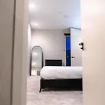 Stylish 2bed Balcony & View Centre *