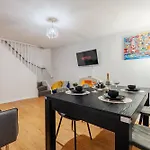 4 Mins From Stadium - Sleeps 7 - Near - Driveway Parking 아파트 맨체스터