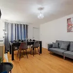 4 Mins From Stadium - Sleeps 7 - Near - Driveway Parking 아파트 *