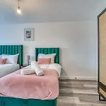 & Town Centre View - Free Parking - 1 Minute To Transport Links - Sleeps 5 Manchester