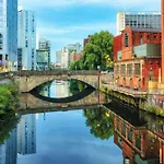 6br Modern In Salford With Hot Tub, Sleeps 13, Uni Nearby