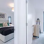 Modern 2br W Secure Parking Salford Apartman