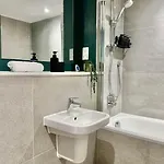 3 Bedroom Penthouse Roof Garden Parking Canal *