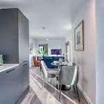 & Town Centre View - Free Parking - 1 Minute To Transport Links - Sleeps 5 Manchester