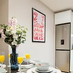 Spacious 3-bed Retreat - Modern & Super Apartmán Manchester