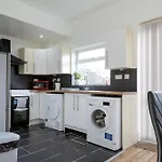 Free Parking, Large House For Contractors & Families, Sleeps 6, 15mins To Centre Apartment Manchester