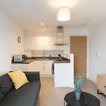 Bright 1 Bed In W Balcony Apartment