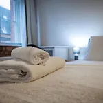 King Bed Flat In The Heart Of The - Pass The Keys