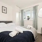 4 Mins From Stadium - Sleeps 7 - Near - Driveway Parking *