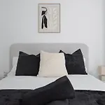 2 Bedroom - Old Trafford - Balcony - Free Parking *