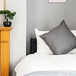 Comfortable 4 Bed - Free Parking & Fast Wifi Appartement