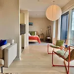 Boutique Centre Apartment, Balcony, Parking 公寓