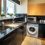Stylish In Salford With Free Parking Апартаменты