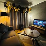 Apartmán Luxury 2-bed Apartment,office With Built-in Tv King Bed, Private Entrance And Free Parking