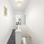 Comfortable 4 Bed - Free Parking & Fast Wifi