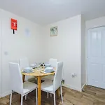 Stylish Lawnswood - Premium 3br For Business & Leisure Near Etihad & Centre - Hosted By Parydise