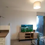 Bright 1 Bed In W Balcony Apartment