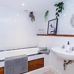 Modern 2br Flat For 4 Full Kitchen *