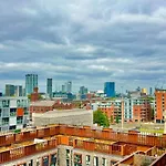 Boutique Centre Apartment, Balcony, Parking