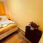 Apartmán Luxury 2-bed Apartment,office With Built-in Tv King Bed, Private Entrance And Free Parking *