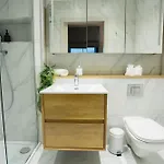 Spacious 3-bed Retreat - Modern & Super *