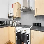 Comfortable 4 Bed - Free Parking & Fast Wifi Apartmán *