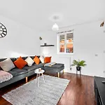 Apartmán 15 Mins To Centre! Sleeps 7, Free Parking, Wi-fi & Garden