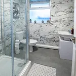 Stylish In Salford With Free Parking Апартаменты Манчестер