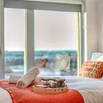 & Town Centre View - Free Parking - 1 Minute To Transport Links - Sleeps 5