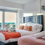 & Town Centre View - Free Parking - 1 Minute To Transport Links - Sleeps 5 Apartamento *