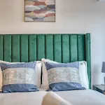 The Trafford Centre - View - Close To Airport - Sleeps 6 Manchester