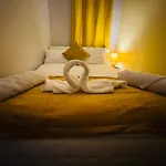 Air Conditioned Luxury 2-bed Apartment,office With Built-in Tv King Bed, Private Entrance And Free Parking