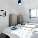 Free Parking, Large House For Contractors & Families, Sleeps 6, 15mins To Centre Apartmán