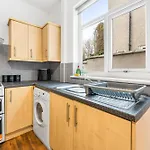 Comfortable 4 Bed - Free Parking & Fast Wifi Appartement *