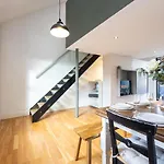 Stylish & Modern 3br - Garden, Parking & Ps5