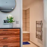 & Town Centre View - Free Parking - 1 Minute To Transport Links - Sleeps 5 *