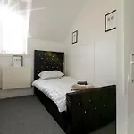 Apartment Free Parking, Large House For Contractors & Families, Sleeps 6, 15mins To Centre