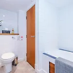 Modern 2br Flat For 4 Full Kitchen * مانشستر