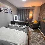 Apartmán Luxury 2-bed Apartment,office With Built-in Tv King Bed, Private Entrance And Free Parking *