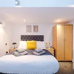 شقة Modern 2br Flat For 4 Full Kitchen *