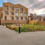 & Town Centre View - Free Parking - 1 Minute To Transport Links - Sleeps 5