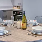 The Trafford Centre - View - Close To Airport - Sleeps 6 *