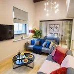 Spacious 3-bed Retreat - Modern & Super