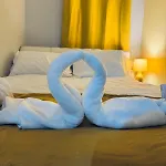 Luxury 2-bed Apartment,office With Built-in Tv King Bed, Private Entrance And Free Parking