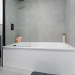 2 Bedroom - Old Trafford - Balcony - Free Parking